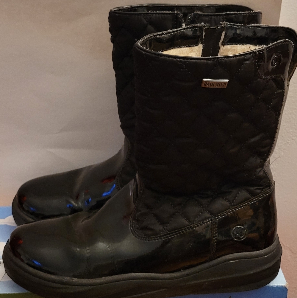 Snow boots
